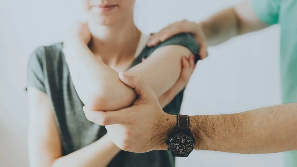 Consulta fisioterapéutica para ilustrar para qué sirve un seguro de accidentes personales.