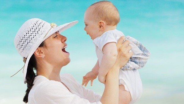 Bebés en la playa: 5 consejos para disfrutar del verano con tu hijo