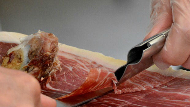 Cómo cortar correctamente una pata de jamón paso a paso en casa