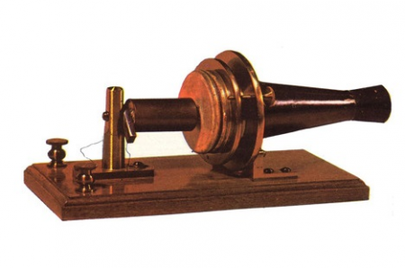 modelo del primer teléfono de la historia